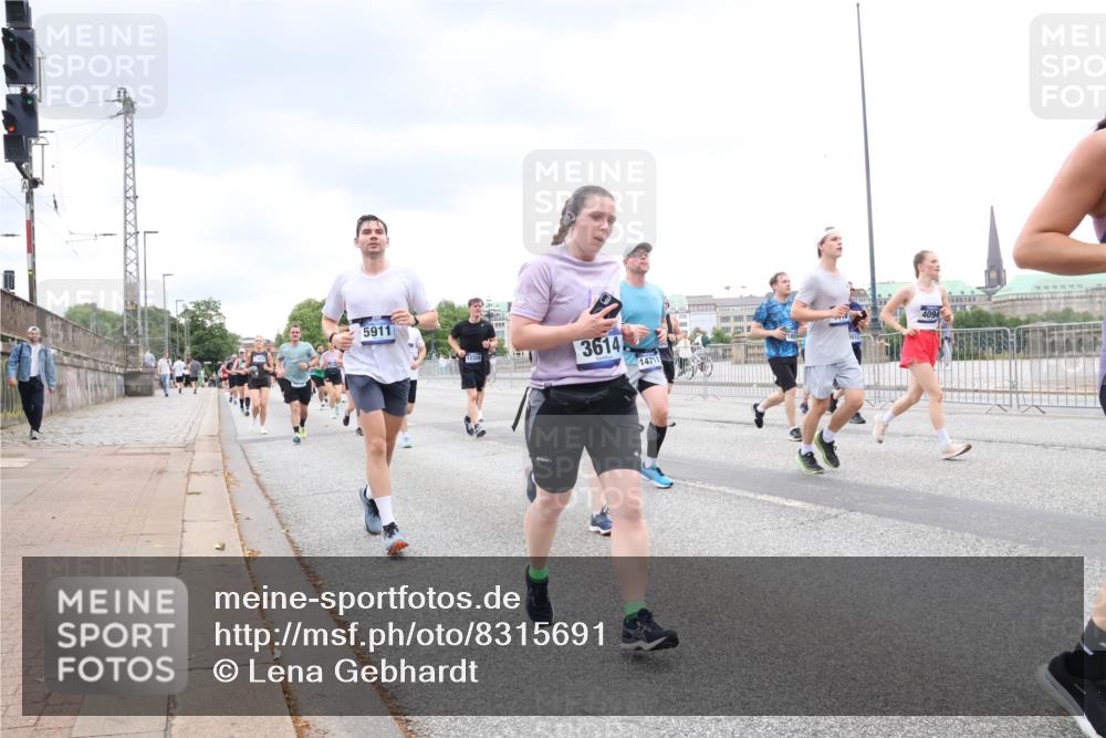 29.06.2025 - hella hamburg halbmarathon Lena Gebhardt http://msf.ph/oto/8315691 29.06.2025 10:56:49 Lombardsbrücke 5911, 3614, 14711, 4094, 1047, 1113, 1207, 2143, 2307, 2871, 2887, 2915, 2932, 2991, 3348, 3387, 3418, 3438, 3470, 3485, 3516, 3517, 3520, 3614, 3675, 3676, 3953, 3987, 4094, 4118, 4241, 4568, 4569, 4773, 5057, 5237, 5438, 5589, 5693, 5911, 5944, 6284, 6348, 6349, 6690, 6981, 7090, 7307, 7381, 7416, 7417, 7711, 7964, 8039, 8108, 8150, 8197, 8546, 8606, 8766, 8939, 8943, 9172, 9210, 9298, 9299, 9383, 9910, 10555, 10569, 10571 meine-sportfotos.de