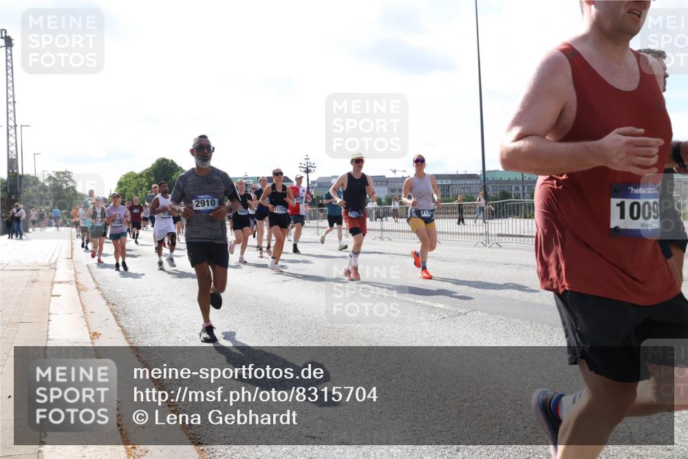 29.06.2025 - hella hamburg halbmarathon Lena Gebhardt http://msf.ph/oto/8315704 29.06.2025 09:59:58 Lombardsbrücke 1136, 1776, 2910, 179, 1009, 1006, 1125, 1239, 1264, 1334, 1642, 1834, 1914, 1955, 2099, 2159, 2348, 2364, 2391, 2432, 2447, 2582, 2584, 2630, 2676, 2677, 2910, 3181, 3279, 3668, 3836, 3898, 4013, 4231, 4426, 4632, 4772, 4796, 4837, 5015, 5134, 5272, 5277, 5341, 6104, 6174, 6201, 6202, 6462, 6581, 6587, 8330, 8520, 8846, 9142, 9488, 9907, 9984, 10031, 11039, 11568, 11844 meine-sportfotos.de