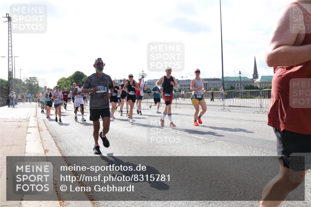 29.06.2025 - hella hamburg halbmarathon Lena Gebhardt http://msf.ph/oto/8315781 29.06.2025 09:59:58 Lombardsbrücke 1778, 6174, 11366, 3910, 11753, 1006, 1125, 1239, 1264, 1334, 1642, 1834, 1914, 1955, 2099, 2159, 2348, 2364, 2391, 2432, 2447, 2582, 2584, 2630, 2676, 2677, 2910, 3181, 3279, 3668, 3836, 3898, 4013, 4231, 4426, 4632, 4772, 4796, 4837, 5015, 5134, 5272, 5277, 5341, 6104, 6174, 6201, 6202, 6462, 6581, 6587, 8330, 8520, 8846, 9142, 9488, 9907, 9984, 10031, 11039, 11568, 11844 meine-sportfotos.de