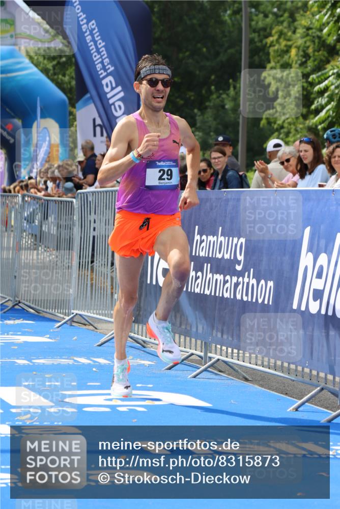 29.06.2025 - hella hamburg halbmarathon Strokosch-Dieckow http://msf.ph/oto/8315873 29.06.2025 10:08:59 Ziel 29 meine-sportfotos.de