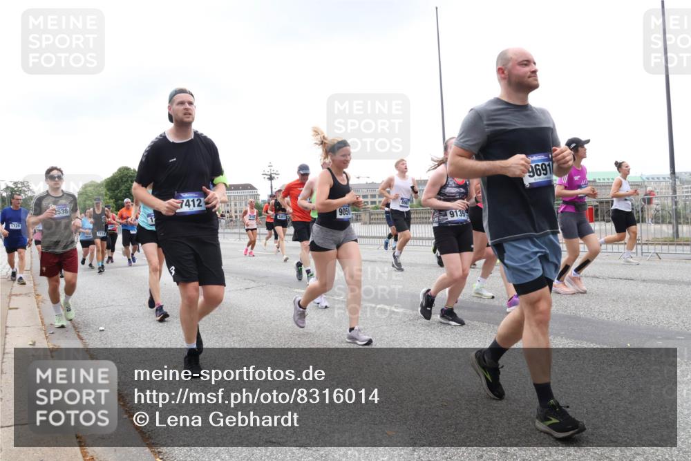 29.06.2025 - hella hamburg halbmarathon Lena Gebhardt http://msf.ph/oto/8316014 29.06.2025 10:47:10 Lombardsbrücke 1720, 2538, 5114, 7412, 4483, 9050, 9139, 9691, 1073, 1185, 1286, 1363, 1463, 1523, 1593, 1607, 1704, 1720, 1961, 1999, 2148, 2162, 2211, 2320, 2327, 2537, 2555, 2556, 2665, 2981, 2994, 3277, 3406, 3407, 3823, 4184, 4202, 4239, 4296, 4325, 4342, 4483, 4806, 4895, 4974, 4975, 5111, 5114, 5700, 5796, 5895, 5953, 6255, 6256, 6485, 6496, 6740, 6879, 6995, 7073, 7412, 7430, 7431, 7630, 7631, 7827, 8105, 8131, 8486, 8553, 8684, 8706, 8915, 8953, 8967, 9018 meine-sportfotos.de