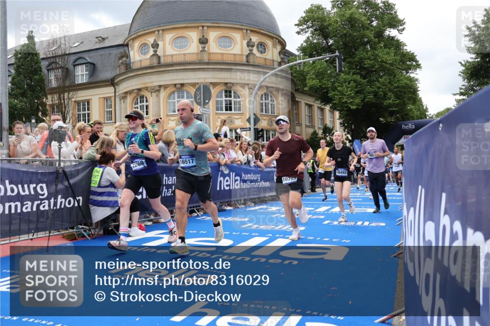 29.06.2025 - hella hamburg halbmarathon Strokosch-Dieckow http://msf.ph/oto/8316029 29.06.2025 10:57:52 Ziel 1200, 1972, 2025, 2034, 2806, 2883, 3093, 3575, 4579, 5391, 6531, 7138, 7159, 7189, 7269, 8089, 9820, 10599, 10703, 11394, 12378, 12440, 12523, 13376, 13465, 14737, 14881, 15349, 15527, 16517, 17543, 18492, 18727, 18762 meine-sportfotos.de
