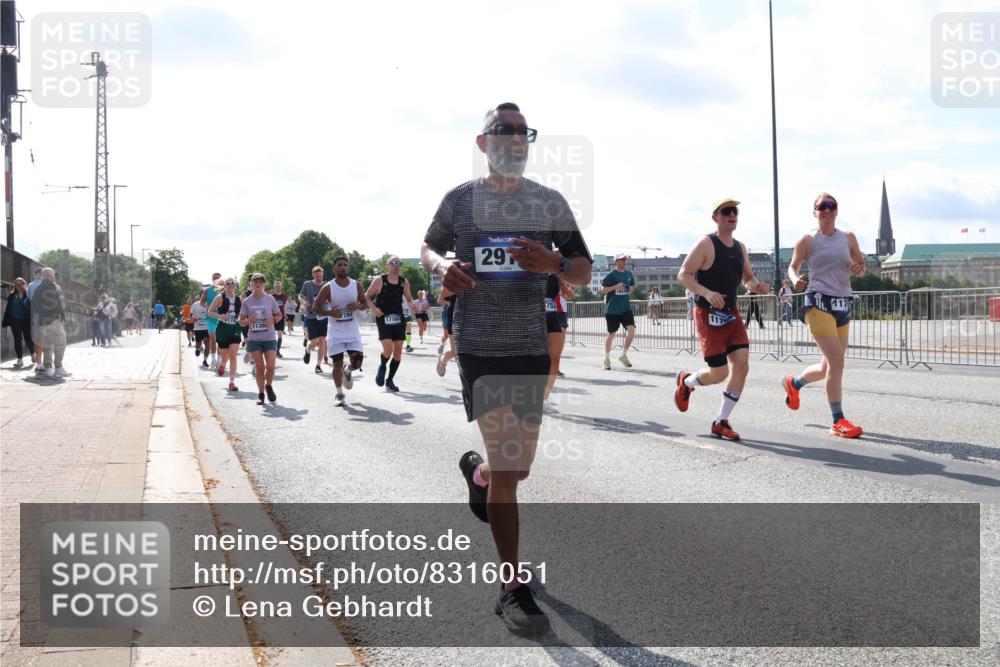 29.06.2025 - hella hamburg halbmarathon Lena Gebhardt http://msf.ph/oto/8316051 29.06.2025 09:59:58 Lombardsbrücke 1130, 17160, 297, 753, 1006, 1125, 1239, 1264, 1334, 1642, 1834, 1914, 1955, 2099, 2159, 2348, 2364, 2391, 2432, 2447, 2582, 2584, 2630, 2676, 2677, 2910, 3181, 3279, 3668, 3836, 3898, 4013, 4231, 4426, 4632, 4772, 4796, 4837, 5015, 5134, 5272, 5277, 5341, 6104, 6174, 6201, 6202, 6462, 6581, 6587, 8330, 8520, 8846, 9142, 9488, 9907, 9984, 10031, 11039, 11568, 11844 meine-sportfotos.de