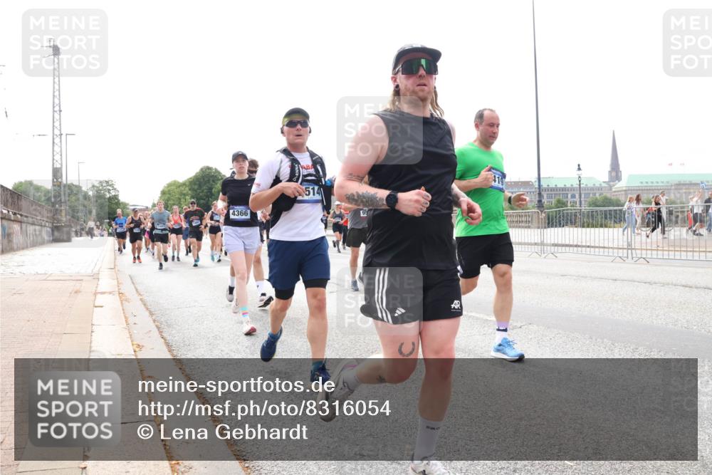 29.06.2025 - hella hamburg halbmarathon Lena Gebhardt http://msf.ph/oto/8316054 29.06.2025 10:22:21 Lombardsbrücke 4366, 514, 419, 1003, 1187, 1294, 1419, 1598, 1963, 2009, 2022, 2063, 2351, 2479, 2514, 2744, 2886, 3050, 3108, 3172, 3430, 3457, 3458, 3511, 3606, 3768, 3910, 3946, 3995, 4046, 4113, 4114, 4131, 4366, 4556, 4559, 4829, 4969, 4970, 5079, 5641, 5798, 5838, 6030, 6048, 6049, 6303, 6307, 6347, 6676, 6820, 6826, 6881, 6899, 6977, 7097, 7162, 7276, 7794, 8355, 8431, 8511, 8855, 8860, 8884, 8931, 8954, 9002, 9062 meine-sportfotos.de