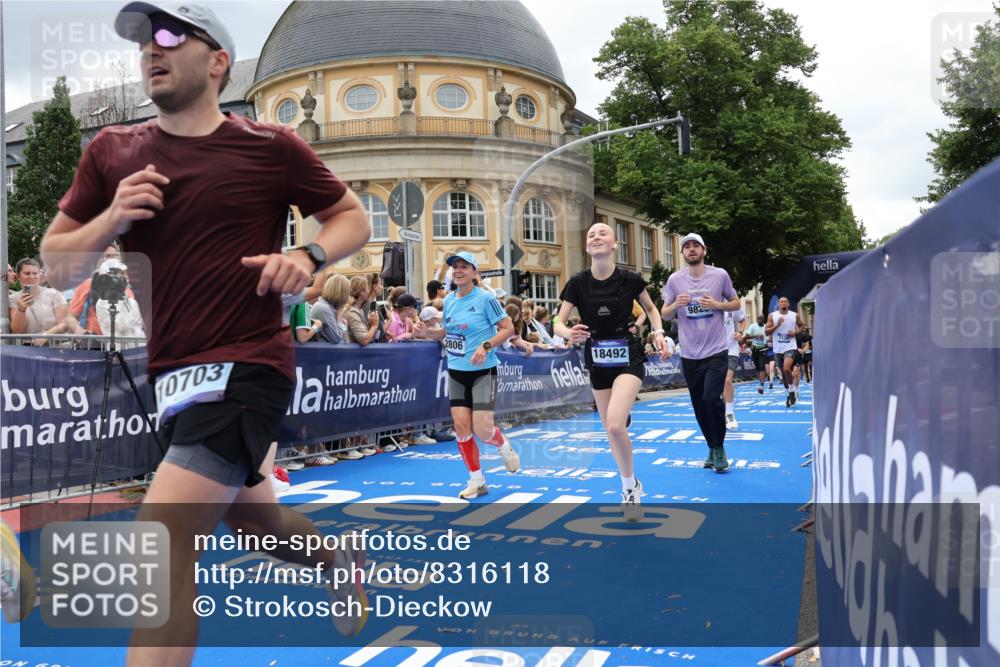 29.06.2025 - hella hamburg halbmarathon Strokosch-Dieckow http://msf.ph/oto/8316118 29.06.2025 10:57:53 Ziel 1200, 2025, 2034, 2806, 2883, 3093, 3575, 4579, 5391, 6531, 7138, 7159, 7189, 7269, 8089, 9820, 10599, 10703, 11394, 12378, 12523, 13376, 13465, 14737, 14881, 15090, 15349, 15527, 16517, 17543, 18492, 18762 meine-sportfotos.de