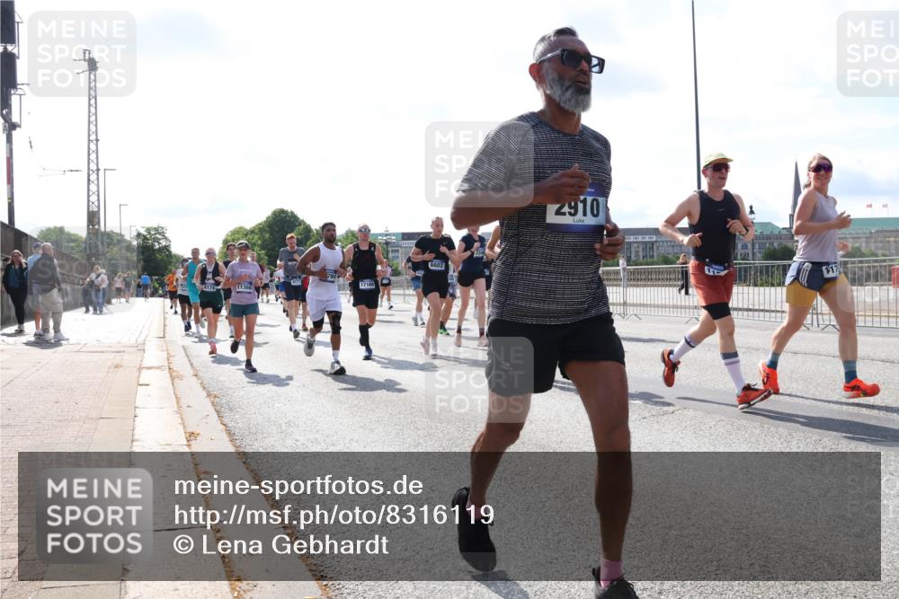 29.06.2025 - hella hamburg halbmarathon Lena Gebhardt http://msf.ph/oto/8316119 29.06.2025 09:59:59 Lombardsbrücke 6174, 11366, 784, 17160, 6602, 6602, 2910, 1006, 1125, 1239, 1264, 1334, 1834, 1914, 1955, 2099, 2159, 2348, 2364, 2391, 2432, 2447, 2582, 2584, 2676, 2677, 2910, 3181, 3279, 3668, 3836, 3898, 4013, 4231, 4426, 4632, 4772, 4796, 4837, 5015, 5134, 5272, 5277, 5341, 6104, 6174, 6201, 6202, 6462, 6581, 6587, 8330, 8520, 8846, 9142, 9488, 9907, 9984, 10031, 11039, 11568, 11844 meine-sportfotos.de