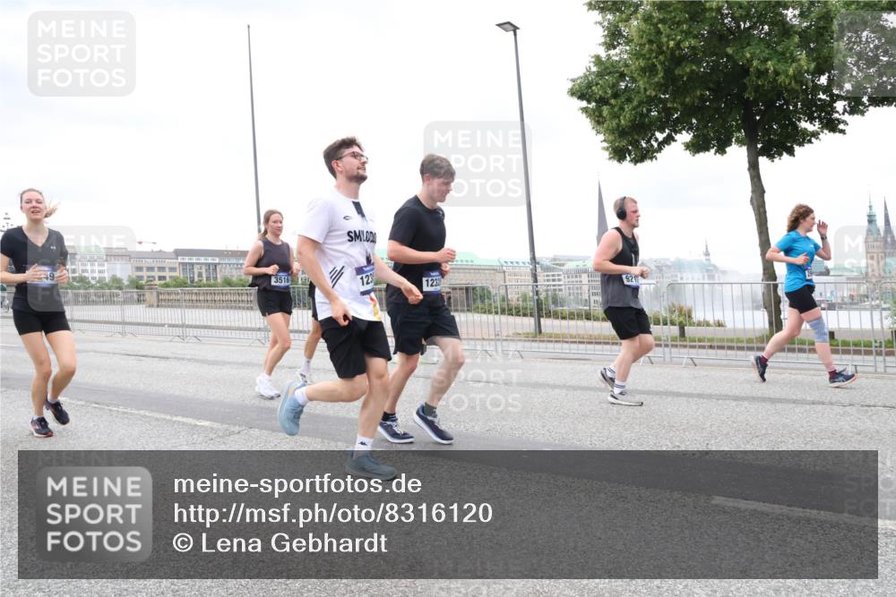 29.06.2025 - hella hamburg halbmarathon Lena Gebhardt http://msf.ph/oto/8316120 29.06.2025 10:56:53 Lombardsbrücke 3516, 0, 123, 1230, 921, 1047, 1207, 2143, 2307, 2871, 2887, 2932, 2991, 3348, 3387, 3418, 3438, 3470, 3485, 3516, 3517, 3520, 3614, 3675, 3676, 3953, 3987, 4094, 4118, 4241, 4485, 4568, 4569, 4611, 4773, 4998, 5057, 5237, 5438, 5589, 5639, 5911, 5944, 6053, 6284, 6348, 6349, 6832, 6981, 7090, 7307, 7381, 7416, 7417, 7592, 7711, 7964, 8039, 8108, 8150, 8197, 8224, 8546, 8606, 8679, 8939, 8943, 9172, 9210, 9298, 9299, 9910, 10555, 10569, 10571 meine-sportfotos.de