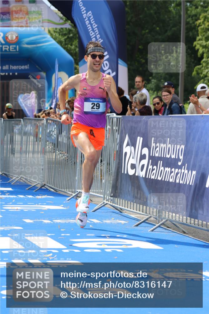 29.06.2025 - hella hamburg halbmarathon Strokosch-Dieckow http://msf.ph/oto/8316147 29.06.2025 10:08:59 Ziel 29 meine-sportfotos.de