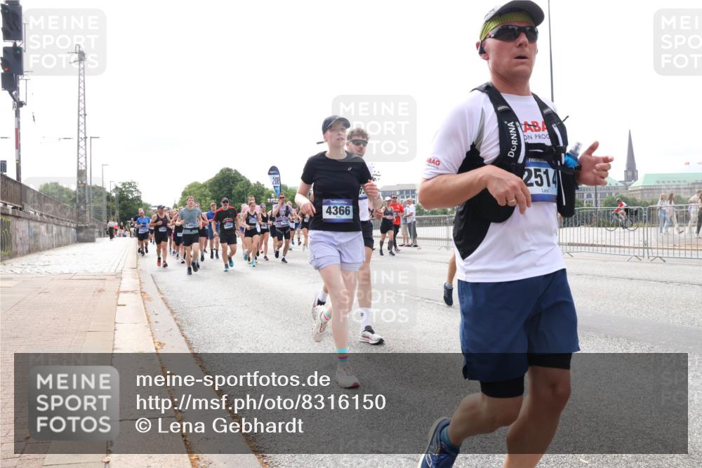 29.06.2025 - hella hamburg halbmarathon Lena Gebhardt http://msf.ph/oto/8316150 29.06.2025 10:22:22 Lombardsbrücke 4366, 2514, 1003, 1187, 1294, 1419, 1598, 1963, 2009, 2022, 2063, 2294, 2351, 2479, 2514, 2744, 2886, 3050, 3108, 3172, 3430, 3457, 3458, 3511, 3606, 3768, 3910, 3946, 4046, 4113, 4114, 4131, 4366, 4556, 4559, 4829, 4969, 4970, 5079, 5343, 5641, 5798, 5838, 6030, 6048, 6049, 6303, 6307, 6347, 6676, 6820, 6826, 6881, 6899, 6977, 7097, 7162, 7188, 7190, 7276, 7794, 8355, 8431, 8511, 8855, 8860, 8884, 8931, 8954, 9002, 9062 meine-sportfotos.de
