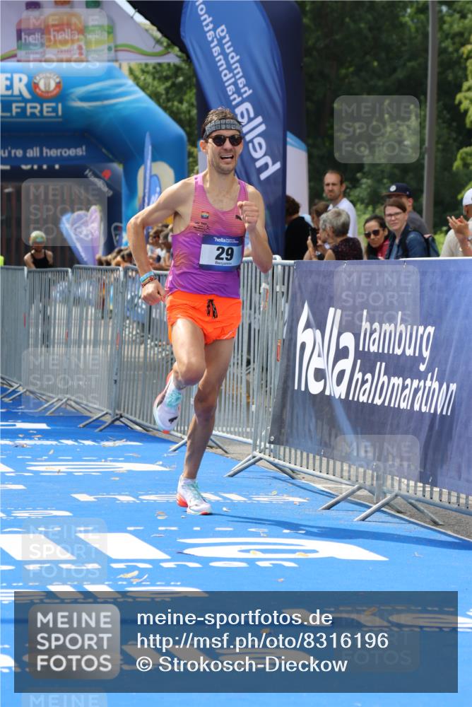 29.06.2025 - hella hamburg halbmarathon Strokosch-Dieckow http://msf.ph/oto/8316196 29.06.2025 10:08:59 Ziel 29 meine-sportfotos.de