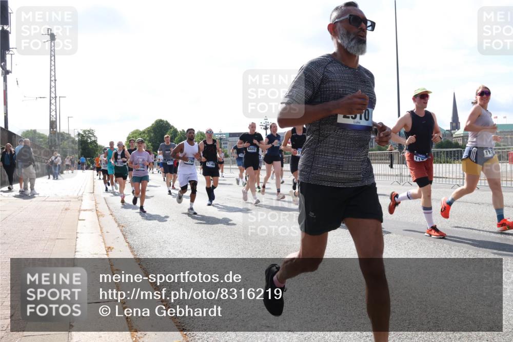 29.06.2025 - hella hamburg halbmarathon Lena Gebhardt http://msf.ph/oto/8316219 29.06.2025 09:59:59 Lombardsbrücke 7784, 1573, 17160, 6174, 6602, 1006, 1125, 1239, 1264, 1334, 1834, 1914, 1955, 2099, 2159, 2348, 2364, 2391, 2432, 2447, 2582, 2584, 2676, 2677, 2910, 3181, 3279, 3668, 3836, 3898, 4013, 4231, 4426, 4632, 4772, 4796, 4837, 5015, 5134, 5272, 5277, 5341, 6104, 6174, 6201, 6202, 6462, 6581, 6587, 8330, 8520, 8846, 9142, 9488, 9907, 9984, 10031, 11039, 11568, 11844 meine-sportfotos.de