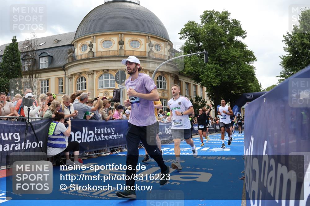 29.06.2025 - hella hamburg halbmarathon Strokosch-Dieckow http://msf.ph/oto/8316223 29.06.2025 10:57:54 Ziel 1200, 2025, 2034, 2806, 2883, 3093, 3141, 3575, 4579, 6531, 7138, 7159, 7189, 7269, 8089, 9820, 10036, 10599, 10703, 11394, 11832, 12378, 12523, 12773, 13376, 13465, 14881, 15090, 15349, 15527, 16517, 17543, 18492, 18762 meine-sportfotos.de