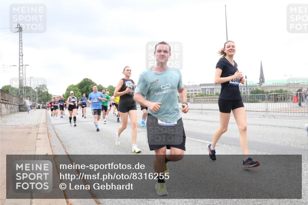 29.06.2025 - hella hamburg halbmarathon Lena Gebhardt http://msf.ph/oto/8316255 29.06.2025 10:56:54 Lombardsbrücke 14117, 138, 0349, 1047, 1207, 2143, 2307, 2871, 2887, 2932, 2991, 3348, 3387, 3418, 3438, 3470, 3485, 3516, 3517, 3520, 3614, 3675, 3676, 3953, 3987, 4094, 4118, 4241, 4485, 4568, 4569, 4611, 4773, 4998, 5057, 5237, 5438, 5589, 5639, 5911, 5944, 6053, 6284, 6348, 6349, 6832, 6981, 7307, 7381, 7416, 7417, 7592, 7711, 7964, 8039, 8108, 8150, 8197, 8224, 8546, 8606, 8679, 8939, 8943, 9172, 9210, 9298, 9299, 9910, 10555, 10569, 10571 meine-sportfotos.de