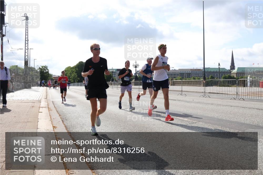 29.06.2025 - hella hamburg halbmarathon Lena Gebhardt http://msf.ph/oto/8316256 29.06.2025 09:47:34 Lombardsbrücke 11019, 1002, 1217, 1407, 1910, 1959, 2121, 2196, 2228, 2296, 2404, 2563, 2774, 2836, 2851, 3783, 3790, 3935, 4246, 4740, 5092, 5923, 5961, 6032, 6305, 6473, 6915, 7831, 7972, 8084, 8366, 8395, 8901, 9171, 9376, 9508, 9519, 10771, 10968, 11019, 11055, 11370, 11559, 11806, 12137, 12204, 12462, 12704, 12751, 13029, 13148, 13419, 13514, 13972, 13991, 14459, 14601, 16123, 16964, 17154, 18419 meine-sportfotos.de