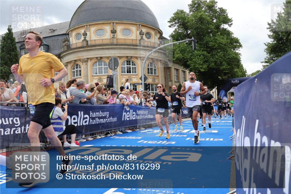 29.06.2025 - hella hamburg halbmarathon Strokosch-Dieckow http://msf.ph/oto/8316299 29.06.2025 10:57:55 Ziel 1200, 2025, 2806, 2883, 3093, 3141, 3575, 4579, 6531, 7138, 7159, 7189, 7269, 8089, 9820, 10036, 10703, 11394, 11832, 12378, 12523, 12773, 13376, 13465, 14881, 15090, 15349, 15527, 16517, 17543, 18492, 18762 meine-sportfotos.de