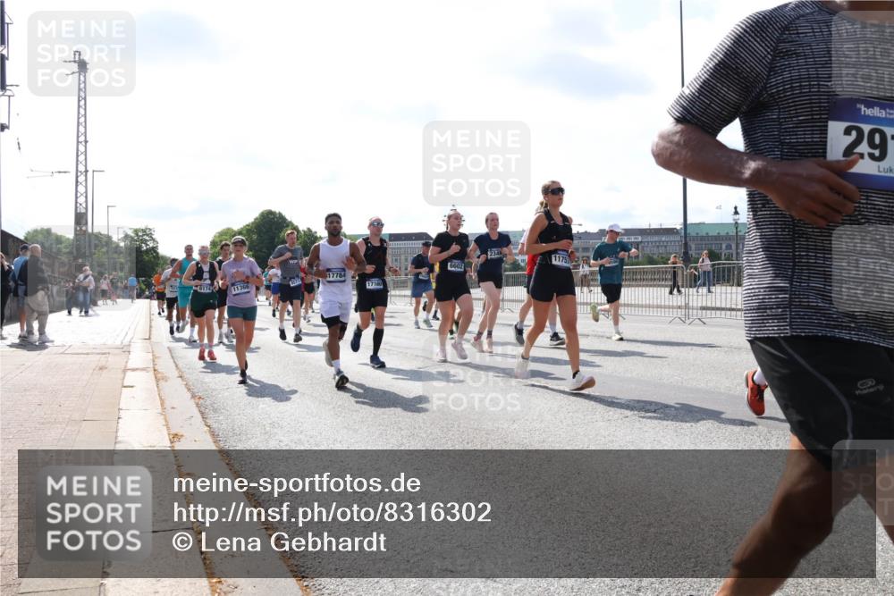 29.06.2025 - hella hamburg halbmarathon Lena Gebhardt http://msf.ph/oto/8316302 29.06.2025 09:59:59 Lombardsbrücke 6174, 11366, 2348, 1175, 6602, 17784, 17160, 29, 1006, 1125, 1239, 1264, 1334, 1834, 1914, 1955, 2099, 2159, 2348, 2364, 2391, 2432, 2447, 2582, 2584, 2676, 2677, 2910, 3181, 3279, 3668, 3836, 3898, 4013, 4231, 4426, 4632, 4772, 4796, 4837, 5015, 5134, 5272, 5277, 5341, 6104, 6174, 6201, 6202, 6462, 6581, 6587, 8330, 8520, 8846, 9142, 9488, 9907, 9984, 10031, 11039, 11568, 11844 meine-sportfotos.de