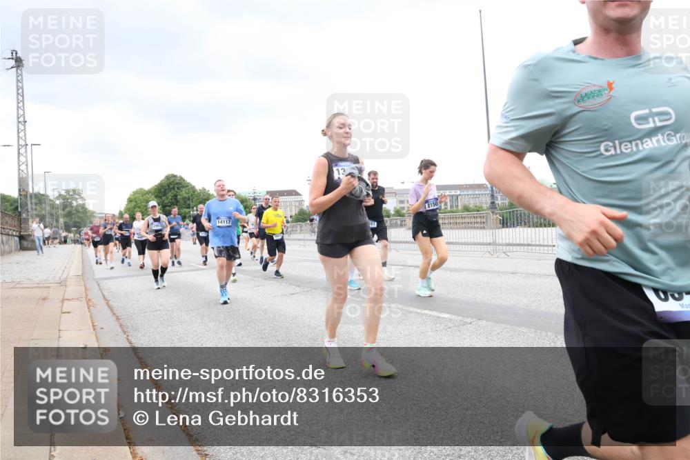 29.06.2025 - hella hamburg halbmarathon Lena Gebhardt http://msf.ph/oto/8316353 29.06.2025 10:56:54 Lombardsbrücke 14117, 381, 8150, 1047, 1207, 2143, 2307, 2871, 2887, 2932, 2991, 3348, 3387, 3418, 3438, 3470, 3485, 3516, 3517, 3520, 3614, 3675, 3676, 3953, 3987, 4094, 4118, 4241, 4485, 4568, 4569, 4611, 4773, 4998, 5057, 5237, 5438, 5589, 5639, 5911, 5944, 6053, 6284, 6348, 6349, 6832, 6981, 7307, 7381, 7416, 7417, 7592, 7711, 7964, 8039, 8108, 8150, 8197, 8224, 8546, 8606, 8679, 8939, 8943, 9172, 9210, 9298, 9299, 9910, 10555, 10569, 10571 meine-sportfotos.de