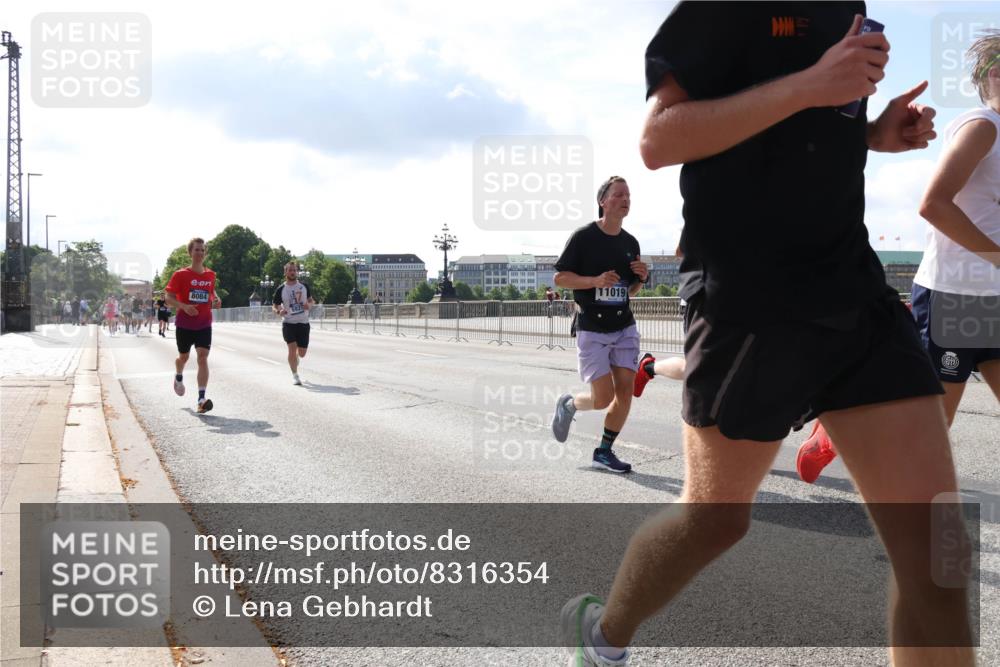 29.06.2025 - hella hamburg halbmarathon Lena Gebhardt http://msf.ph/oto/8316354 29.06.2025 09:47:35 Lombardsbrücke 11019, 1002, 1217, 1407, 1910, 1959, 2121, 2196, 2228, 2296, 2404, 2563, 2774, 2836, 2851, 3783, 3790, 3935, 4246, 4740, 5092, 5923, 5961, 6032, 6305, 6473, 6915, 7831, 7972, 8084, 8366, 8395, 8901, 9171, 9376, 9508, 9519, 10771, 10968, 11019, 11055, 11370, 11559, 11806, 12137, 12204, 12462, 12704, 12751, 13029, 13148, 13419, 13514, 13798, 13972, 13991, 14459, 14601, 16123, 16964, 17154, 18419 meine-sportfotos.de