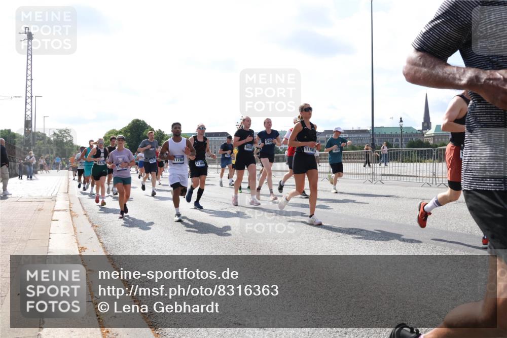 29.06.2025 - hella hamburg halbmarathon Lena Gebhardt http://msf.ph/oto/8316363 29.06.2025 09:59:59 Lombardsbrücke 6174, 8573, 2342, 6602, 1175, 18590, 17784, 1006, 1125, 1239, 1264, 1334, 1834, 1914, 1955, 2099, 2159, 2348, 2364, 2391, 2432, 2447, 2582, 2584, 2676, 2677, 2910, 3181, 3279, 3668, 3836, 3898, 4013, 4231, 4426, 4632, 4772, 4796, 4837, 5015, 5134, 5272, 5277, 5341, 6104, 6174, 6201, 6202, 6462, 6581, 6587, 8330, 8520, 8846, 9142, 9488, 9907, 9984, 10031, 11039, 11568, 11844 meine-sportfotos.de