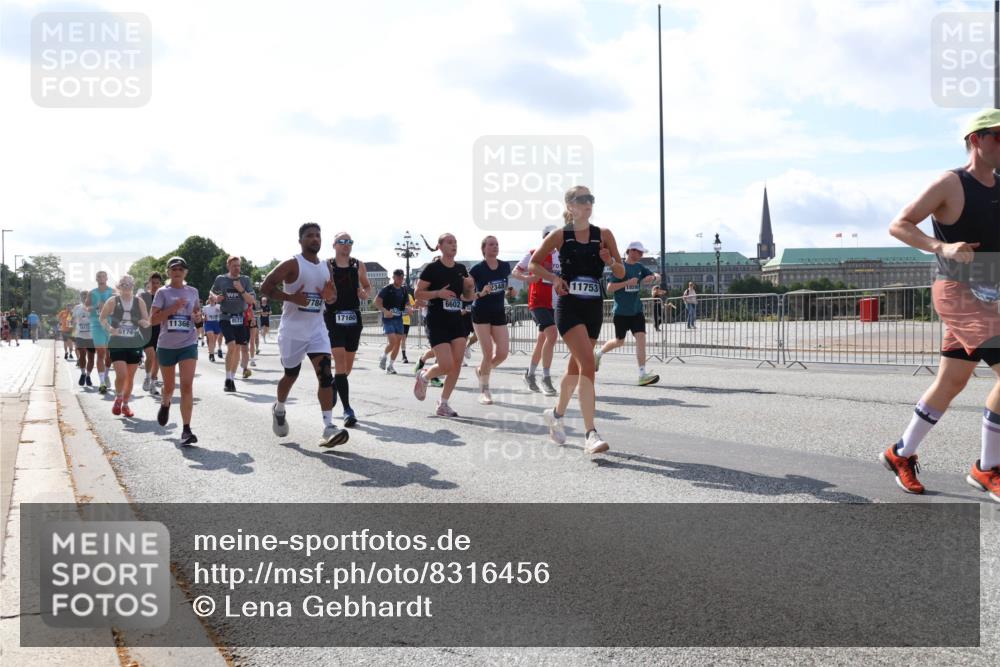 29.06.2025 - hella hamburg halbmarathon Lena Gebhardt http://msf.ph/oto/8316456 29.06.2025 09:59:59 Lombardsbrücke 6174, 11366, 7784, 6602, 17160, 2348, 11753, 18590, 1006, 1125, 1239, 1264, 1334, 1834, 1914, 1955, 2099, 2159, 2348, 2364, 2391, 2432, 2447, 2582, 2584, 2676, 2677, 2910, 3181, 3279, 3668, 3836, 3898, 4013, 4231, 4426, 4632, 4772, 4796, 4837, 5015, 5134, 5272, 5277, 5341, 6104, 6174, 6201, 6202, 6462, 6581, 6587, 8330, 8520, 8846, 9142, 9488, 9907, 9984, 10031, 11039, 11568, 11844 meine-sportfotos.de
