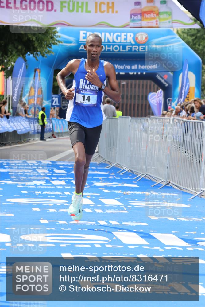 29.06.2025 - hella hamburg halbmarathon Strokosch-Dieckow http://msf.ph/oto/8316471 29.06.2025 10:06:28 Ziel 14 meine-sportfotos.de