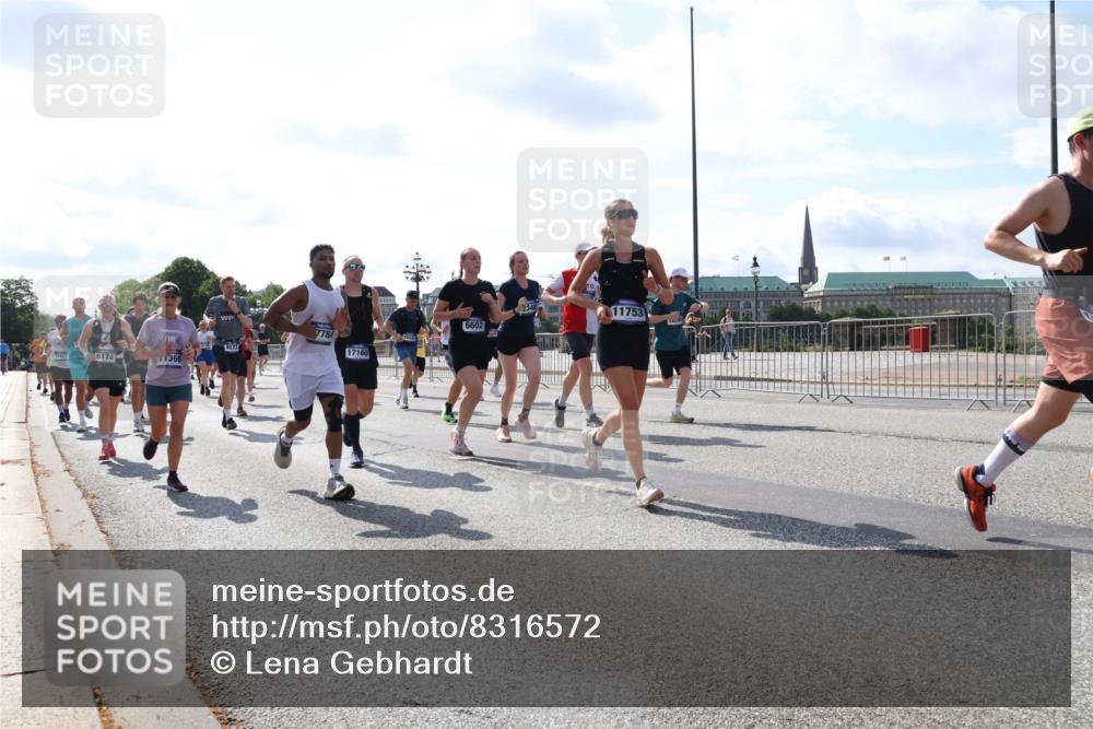 29.06.2025 - hella hamburg halbmarathon Lena Gebhardt http://msf.ph/oto/8316572 29.06.2025 09:59:59 Lombardsbrücke 7784, 8573, 17160, 6174, 11366, 2348, 11753, 6602, 1006, 1125, 1239, 1264, 1334, 1834, 1914, 1955, 2099, 2159, 2348, 2364, 2391, 2432, 2447, 2582, 2584, 2676, 2677, 2910, 3181, 3279, 3668, 3836, 3898, 4013, 4231, 4426, 4632, 4772, 4796, 4837, 5015, 5134, 5272, 5277, 5341, 6104, 6174, 6201, 6202, 6462, 6581, 6587, 8330, 8520, 8846, 9142, 9488, 9907, 9984, 10031, 11039, 11568, 11844 meine-sportfotos.de