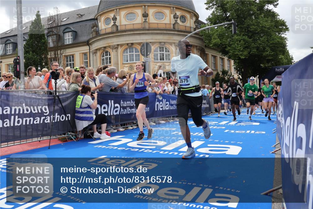 29.06.2025 - hella hamburg halbmarathon Strokosch-Dieckow http://msf.ph/oto/8316578 29.06.2025 10:57:58 Ziel 1200, 1611, 2025, 2883, 3093, 3141, 3575, 4319, 4579, 6531, 6892, 7138, 7159, 7189, 8089, 9820, 10036, 10408, 11394, 11832, 12378, 12773, 13376, 13465, 13666, 14881, 15090, 15349, 15527, 17543, 18762 meine-sportfotos.de