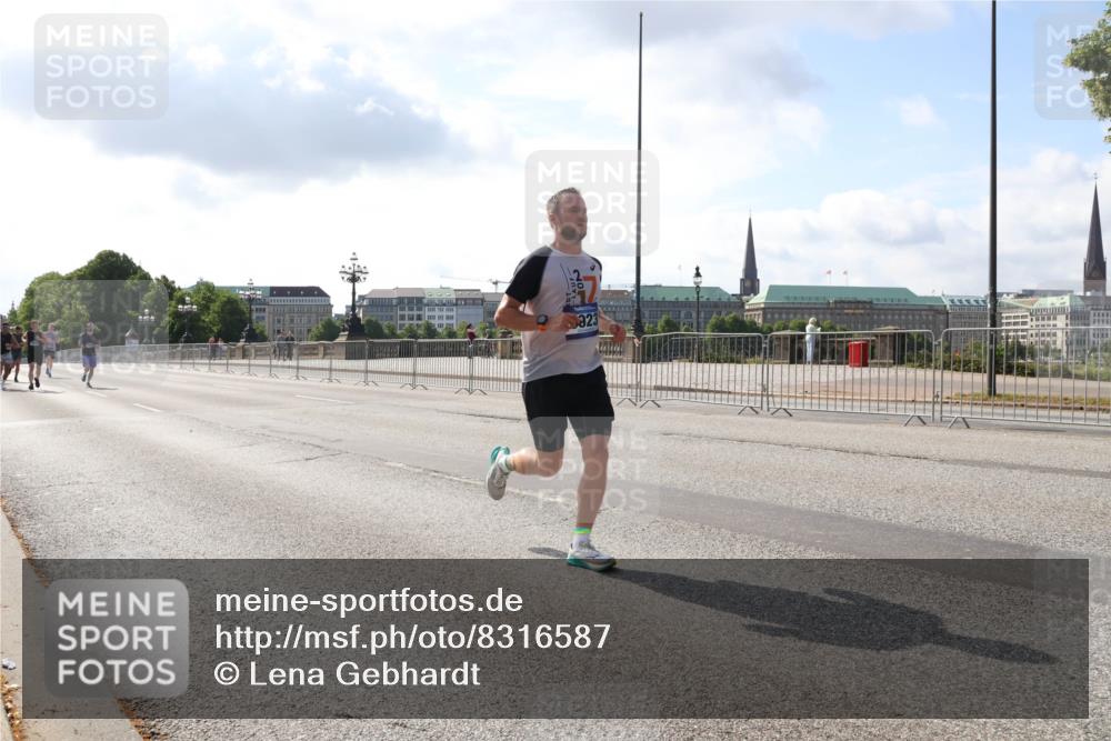 29.06.2025 - hella hamburg halbmarathon Lena Gebhardt http://msf.ph/oto/8316587 29.06.2025 09:47:37 Lombardsbrücke 323, 1002, 1164, 1217, 1407, 1910, 1959, 2121, 2196, 2228, 2296, 2404, 2563, 2774, 2836, 2851, 3783, 3790, 3935, 4246, 4740, 5092, 5923, 5961, 6032, 6305, 6473, 6915, 7831, 7972, 8084, 8366, 8395, 8901, 9171, 9376, 9508, 10771, 10968, 11019, 11370, 11559, 11806, 12137, 12462, 12704, 12751, 13029, 13419, 13514, 13798, 13972, 14459, 14601, 14952, 15965, 16123, 16964, 17154, 18419 meine-sportfotos.de
