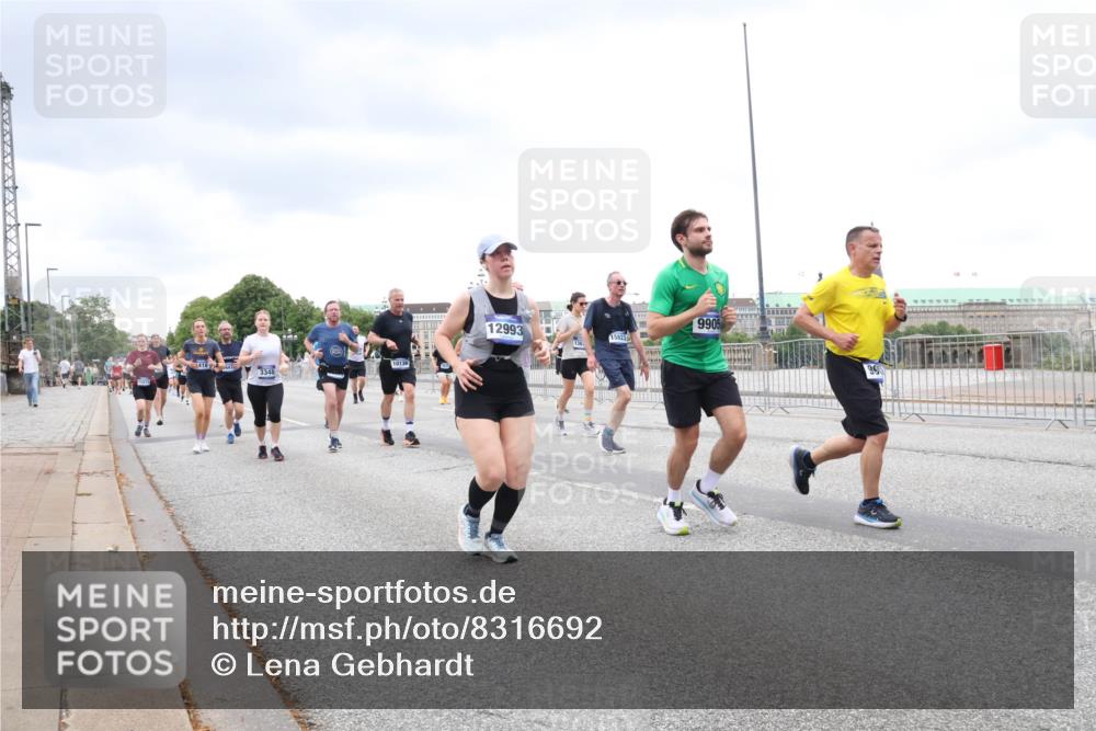29.06.2025 - hella hamburg halbmarathon Lena Gebhardt http://msf.ph/oto/8316692 29.06.2025 10:56:57 Lombardsbrücke 3348, 10138, 12993, 15823, 9905, 1047, 1207, 2143, 2307, 2370, 2871, 2887, 2932, 2991, 3348, 3387, 3418, 3438, 3470, 3485, 3516, 3517, 3520, 3614, 3675, 3676, 3851, 4094, 4118, 4241, 4485, 4568, 4569, 4611, 4773, 4998, 5057, 5237, 5438, 5589, 5639, 5911, 5944, 6053, 6284, 6348, 6349, 6832, 6981, 7307, 7381, 7416, 7417, 7592, 7787, 7964, 8039, 8108, 8150, 8197, 8224, 8546, 8606, 8679, 8939, 8943, 9172, 9210, 9298, 9299, 9910, 10555, 10569, 10571 meine-sportfotos.de