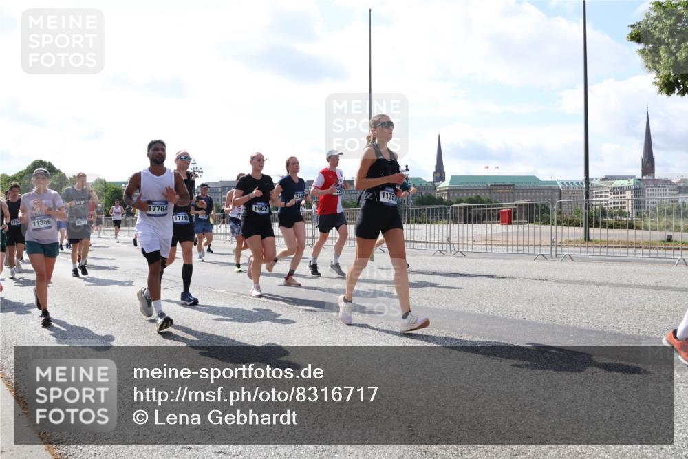 29.06.2025 - hella hamburg halbmarathon Lena Gebhardt http://msf.ph/oto/8316717 29.06.2025 10:00:00 Lombardsbrücke 1752, 11366, 17784, 17160, 3431, 6602, 223, 1175, 1006, 1125, 1180, 1239, 1264, 1334, 1834, 1914, 1955, 2099, 2159, 2348, 2364, 2391, 2432, 2447, 2582, 2584, 2676, 2677, 2910, 3181, 3279, 3668, 3836, 3898, 4013, 4231, 4426, 4632, 4772, 4796, 4837, 5015, 5134, 5272, 5277, 5341, 6104, 6174, 6201, 6202, 6462, 6581, 6587, 8330, 8520, 8846, 9142, 9488, 9907, 9984, 10031, 11039, 11568, 11844 meine-sportfotos.de