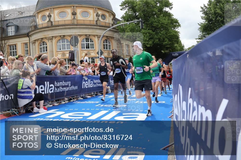 29.06.2025 - hella hamburg halbmarathon Strokosch-Dieckow http://msf.ph/oto/8316724 29.06.2025 10:57:59 Ziel 1200, 1611, 2025, 3093, 3141, 3575, 4319, 4579, 6531, 6892, 7138, 7159, 7189, 8089, 10036, 10408, 11394, 11832, 12378, 12773, 13376, 13465, 13666, 14881, 15090, 15189, 15349, 15527, 17543, 18762 meine-sportfotos.de