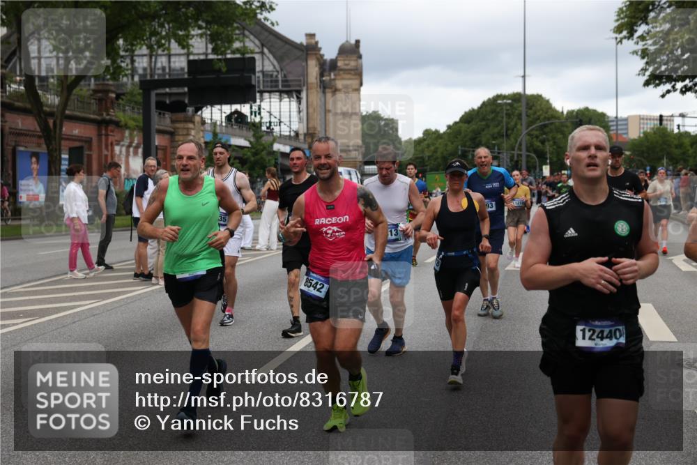 29.06.2025 - hella hamburg halbmarathon Yannick Fuchs http://msf.ph/oto/8316787 29.06.2025 10:50:48 20KM 1485, 1583, 1955, 2034, 2417, 2676, 3413, 3435, 3836, 4167, 4940, 5033, 5418, 5492, 6272, 6399, 6416, 6835, 7716, 8393, 8542, 8652, 8669, 8825, 9488, 9577, 9727, 9820, 9907, 9934, 10133, 10212, 11043, 11083, 11212, 11590, 11612, 12014, 12348, 12440, 12523, 12712, 13394, 13666, 13750, 13863, 14139, 14369, 14678, 15097, 15145, 15431, 15695, 15712, 15726, 16113, 16257, 16261, 16470, 16634, 17160, 17617, 17779, 17828, 18208, 18652, 18719, 19091, 19184 meine-sportfotos.de