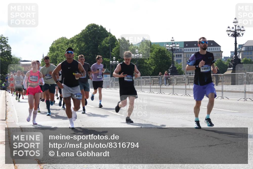 29.06.2025 - hella hamburg halbmarathon Lena Gebhardt http://msf.ph/oto/8316794 29.06.2025 09:47:41 Lombardsbrücke 18159, 10968, 2196, 8901, 18687, 12462, 18689, 1002, 1164, 1217, 1407, 1910, 1959, 2121, 2196, 2228, 2296, 2404, 2774, 2836, 2851, 3783, 4246, 4602, 4740, 5092, 5923, 5961, 6473, 6915, 7972, 8084, 8366, 8395, 8901, 9171, 9178, 9508, 9944, 10384, 10968, 11019, 11559, 11745, 11806, 12137, 12462, 12704, 12751, 12865, 13029, 13419, 13514, 13798, 13972, 14459, 14601, 14952, 15965, 16123, 16964, 17154, 18419 meine-sportfotos.de
