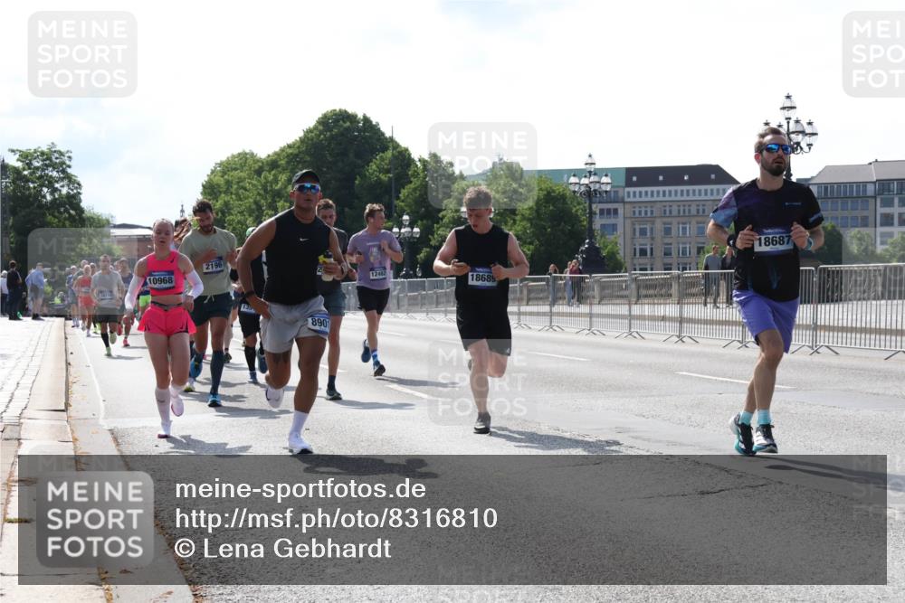 29.06.2025 - hella hamburg halbmarathon Lena Gebhardt http://msf.ph/oto/8316810 29.06.2025 09:47:42 Lombardsbrücke 18159, 10968, 2196, 135, 8901, 18687, 12462, 18689, 1002, 1164, 1217, 1407, 1562, 1910, 1959, 2121, 2196, 2228, 2296, 2404, 2774, 2836, 2851, 3783, 4246, 4602, 4740, 5092, 5923, 5961, 6473, 6915, 7972, 8084, 8366, 8395, 8901, 9171, 9178, 9508, 9944, 10384, 10968, 11019, 11559, 11745, 11806, 12137, 12462, 12704, 12751, 12865, 13029, 13419, 13514, 13798, 13972, 14459, 14601, 14934, 14952, 15261, 15965, 16123, 16964, 17154, 18419 meine-sportfotos.de