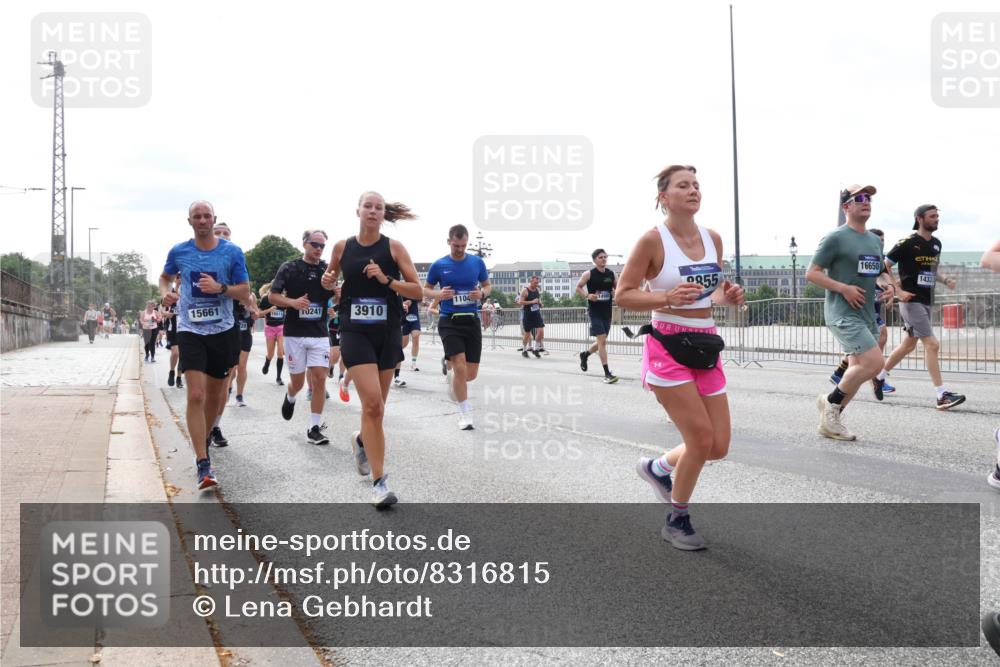 29.06.2025 - hella hamburg halbmarathon Lena Gebhardt http://msf.ph/oto/8316815 29.06.2025 10:22:28 Lombardsbrücke 1104, 15661, 18611, 241, 3910, 855, 16650, 1433, 1003, 1187, 1419, 1598, 1963, 2009, 2022, 2063, 2294, 2351, 2479, 2514, 2744, 2886, 3050, 3108, 3172, 3430, 3457, 3458, 3511, 3600, 3601, 3768, 3910, 3946, 4113, 4114, 4131, 4366, 4556, 4559, 4829, 4969, 4970, 5079, 5223, 5343, 5798, 5838, 6030, 6048, 6049, 6303, 6307, 6347, 6820, 6826, 6881, 6899, 6977, 7097, 7188, 7190, 7276, 7529, 7794, 7925, 8355, 8431, 8511, 8855, 8860, 8884, 8931, 8954, 9256 meine-sportfotos.de