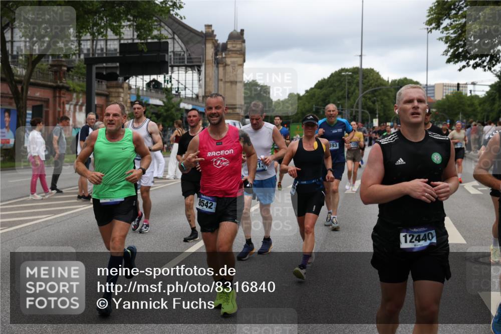 29.06.2025 - hella hamburg halbmarathon Yannick Fuchs http://msf.ph/oto/8316840 29.06.2025 10:50:48 20KM 1485, 1583, 1955, 2034, 2417, 2676, 3413, 3435, 3836, 4167, 4940, 5033, 5418, 5492, 6272, 6399, 6416, 6835, 7716, 8393, 8542, 8652, 8669, 8825, 9488, 9577, 9727, 9820, 9907, 9934, 10133, 10212, 11043, 11083, 11212, 11590, 11612, 12014, 12348, 12440, 12523, 12712, 13394, 13666, 13750, 13863, 14139, 14369, 14678, 15097, 15145, 15431, 15695, 15712, 15726, 16113, 16257, 16261, 16470, 16634, 17160, 17617, 17779, 17828, 18208, 18652, 18719, 19091, 19184 meine-sportfotos.de