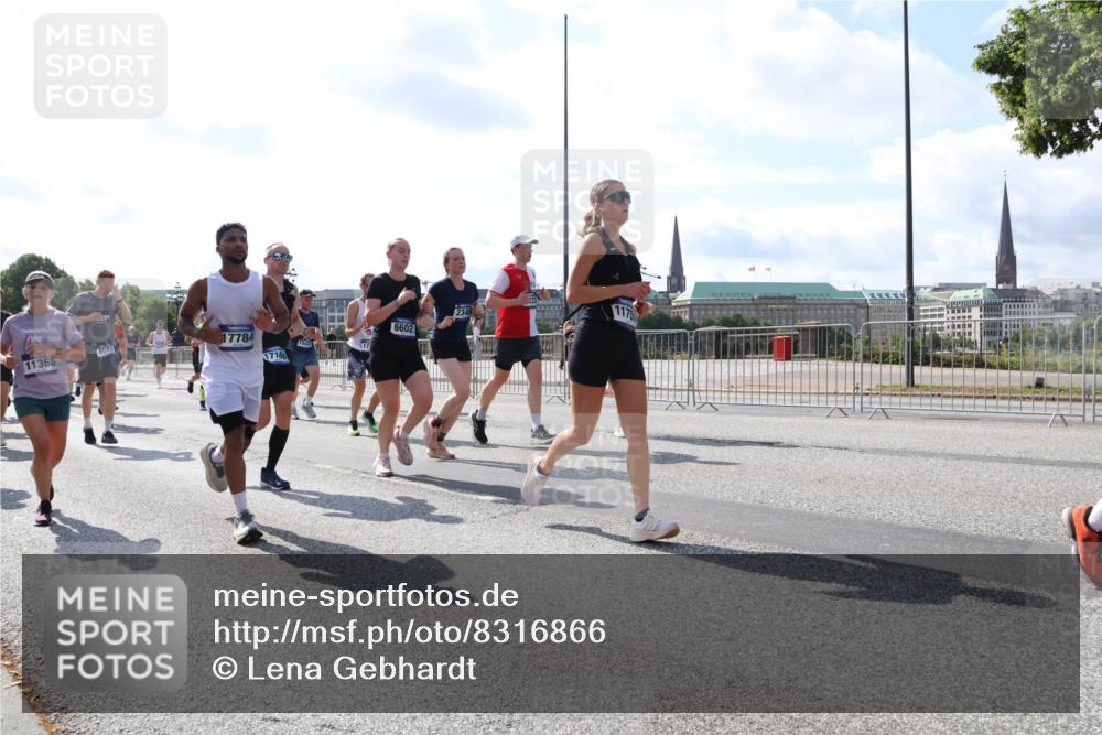 29.06.2025 - hella hamburg halbmarathon Lena Gebhardt http://msf.ph/oto/8316866 29.06.2025 10:00:00 Lombardsbrücke 11366, 8573, 17784, 17160, 15431, 17, 6602, 2348, 1175, 1006, 1125, 1180, 1239, 1264, 1334, 1834, 1914, 1955, 2099, 2159, 2348, 2364, 2391, 2432, 2447, 2582, 2584, 2676, 2677, 2910, 3181, 3279, 3668, 3836, 3898, 4013, 4231, 4426, 4632, 4772, 4796, 4837, 5015, 5134, 5272, 5277, 5341, 6104, 6174, 6201, 6202, 6462, 6581, 6587, 8330, 8520, 8846, 9142, 9488, 9907, 9984, 10031, 11039, 11568, 11844 meine-sportfotos.de