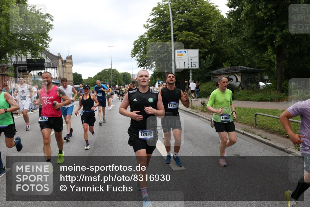 29.06.2025 - hella hamburg halbmarathon Yannick Fuchs http://msf.ph/oto/8316930 29.06.2025 10:50:48 20KM 1485, 1583, 1955, 2034, 2417, 2676, 3413, 3435, 3836, 4167, 4940, 5033, 5418, 5492, 6272, 6399, 6416, 6835, 7716, 8393, 8542, 8652, 8669, 8825, 9488, 9577, 9727, 9820, 9907, 9934, 10133, 10212, 11043, 11083, 11212, 11590, 11612, 12014, 12348, 12440, 12523, 12712, 13394, 13666, 13750, 13863, 14139, 14369, 14678, 15097, 15145, 15431, 15695, 15712, 15726, 16113, 16257, 16261, 16470, 16634, 17160, 17617, 17779, 17828, 18208, 18652, 18719, 19091, 19184 meine-sportfotos.de