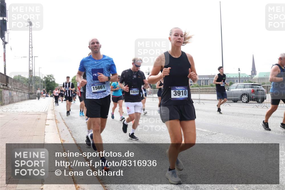 29.06.2025 - hella hamburg halbmarathon Lena Gebhardt http://msf.ph/oto/8316936 29.06.2025 10:22:29 Lombardsbrücke 142, 15661, 10241, 3910, 1003, 1187, 1419, 1598, 1963, 2009, 2022, 2063, 2294, 2351, 2479, 2514, 2744, 2886, 3003, 3050, 3108, 3172, 3430, 3457, 3458, 3511, 3600, 3601, 3768, 3910, 3946, 4113, 4114, 4131, 4366, 4556, 4559, 4829, 4969, 4970, 5079, 5223, 5343, 5798, 5838, 6030, 6048, 6049, 6303, 6307, 6347, 6820, 6826, 6881, 6899, 6977, 7097, 7188, 7190, 7276, 7529, 7794, 7925, 8355, 8431, 8511, 8855, 8860, 8884, 8931, 8954, 9256, 10826, 14801 meine-sportfotos.de