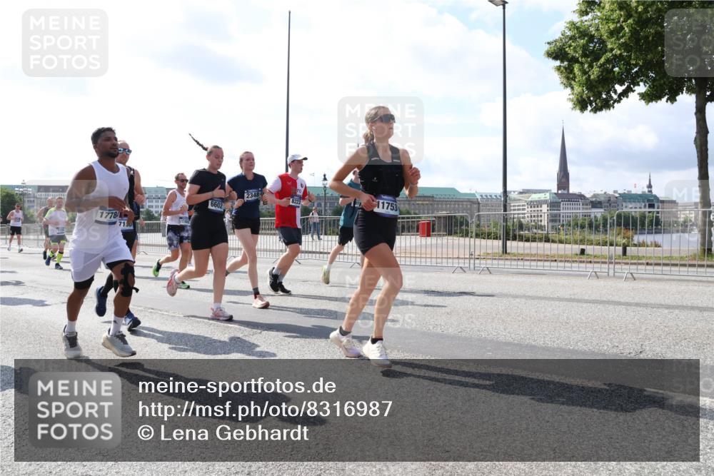 29.06.2025 - hella hamburg halbmarathon Lena Gebhardt http://msf.ph/oto/8316987 29.06.2025 10:00:00 Lombardsbrücke 1778, 1746, 6602, 2348, 11753, 8223, 1006, 1125, 1180, 1239, 1264, 1334, 1834, 1914, 1955, 2099, 2159, 2348, 2364, 2391, 2432, 2447, 2582, 2584, 2676, 2677, 2910, 3181, 3279, 3668, 3836, 3898, 4013, 4231, 4426, 4632, 4772, 4796, 4837, 5015, 5134, 5272, 5277, 5341, 6104, 6174, 6201, 6202, 6462, 6581, 6587, 8330, 8520, 8846, 9142, 9488, 9907, 9984, 10031, 11039, 11568, 11844 meine-sportfotos.de