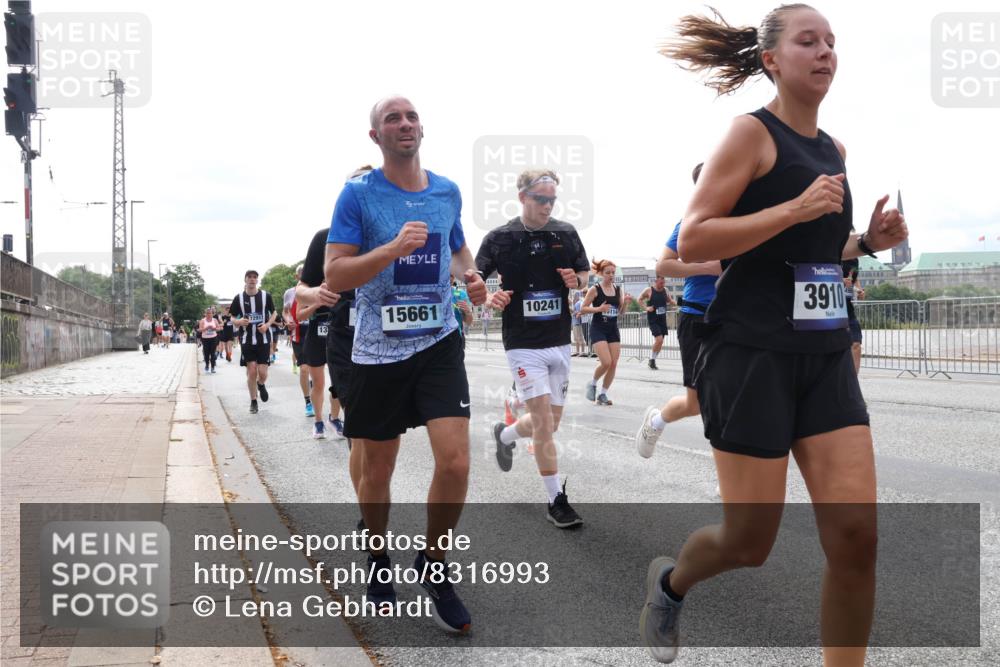 29.06.2025 - hella hamburg halbmarathon Lena Gebhardt http://msf.ph/oto/8316993 29.06.2025 10:22:29 Lombardsbrücke 15661, 10241, 5114, 391, 1003, 1187, 1419, 1598, 1963, 2009, 2022, 2063, 2294, 2351, 2479, 2514, 2744, 2886, 3003, 3050, 3108, 3172, 3430, 3457, 3458, 3511, 3600, 3601, 3768, 3910, 3946, 4113, 4114, 4131, 4366, 4556, 4559, 4829, 4969, 4970, 5079, 5223, 5343, 5798, 5838, 6030, 6048, 6049, 6303, 6307, 6347, 6820, 6826, 6881, 6899, 6977, 7097, 7188, 7190, 7276, 7529, 7794, 7925, 8355, 8431, 8511, 8855, 8860, 8884, 8931, 8954, 9256, 10826, 14801 meine-sportfotos.de