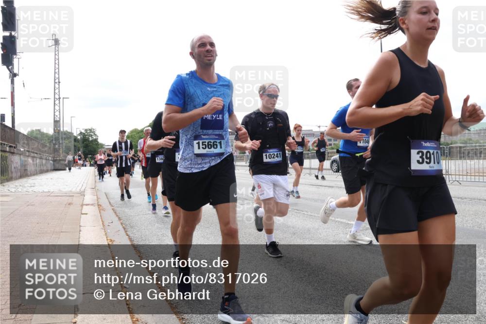 29.06.2025 - hella hamburg halbmarathon Lena Gebhardt http://msf.ph/oto/8317026 29.06.2025 10:22:29 Lombardsbrücke 7291, 142, 138, 15661, 10241, 15114, 1046, 3910, 1003, 1187, 1419, 1598, 1963, 2009, 2022, 2063, 2294, 2351, 2479, 2514, 2744, 2886, 3003, 3050, 3108, 3172, 3430, 3457, 3458, 3511, 3600, 3601, 3768, 3910, 3946, 4113, 4114, 4131, 4366, 4556, 4559, 4829, 4969, 4970, 5079, 5223, 5343, 5798, 5838, 6030, 6048, 6049, 6303, 6307, 6347, 6820, 6826, 6881, 6899, 6977, 7097, 7188, 7190, 7276, 7529, 7794, 7925, 8355, 8431, 8511, 8855, 8860, 8884, 8931, 8954, 9256, 10826, 14801 meine-sportfotos.de