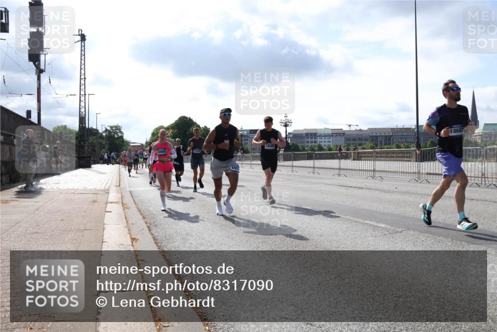 29.06.2025 - hella hamburg halbmarathon Lena Gebhardt http://msf.ph/oto/8317090 29.06.2025 09:47:43 Lombardsbrücke 18689, 10968, 2296, 18687, 1002, 1164, 1217, 1407, 1562, 1910, 1959, 2121, 2196, 2228, 2296, 2404, 2774, 2851, 3783, 4246, 4602, 4740, 5092, 5923, 5961, 6473, 6915, 7972, 8084, 8366, 8395, 8901, 9171, 9178, 9508, 9944, 10384, 10968, 11019, 11559, 11745, 11806, 12137, 12462, 12704, 12751, 12865, 13029, 13419, 13514, 13798, 13972, 14459, 14601, 14934, 14952, 15261, 15965, 16123, 16964, 17154, 18419 meine-sportfotos.de
