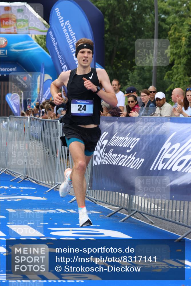 29.06.2025 - hella hamburg halbmarathon Strokosch-Dieckow http://msf.ph/oto/8317141 29.06.2025 10:05:59 Ziel 24 meine-sportfotos.de
