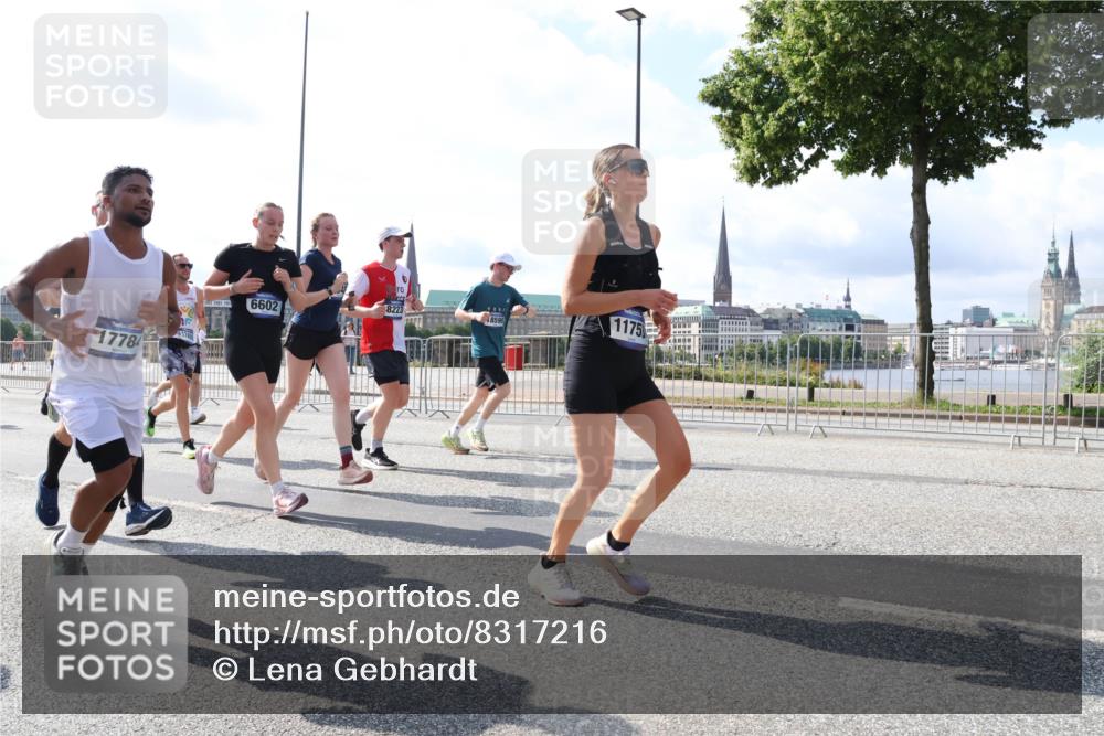 29.06.2025 - hella hamburg halbmarathon Lena Gebhardt http://msf.ph/oto/8317216 29.06.2025 10:00:00 Lombardsbrücke 1778, 170, 6602, 18590, 1175, 1006, 1125, 1180, 1239, 1264, 1334, 1834, 1914, 1955, 2099, 2159, 2348, 2364, 2391, 2432, 2447, 2582, 2584, 2676, 2677, 2910, 3181, 3279, 3668, 3836, 3898, 4013, 4231, 4426, 4632, 4772, 4796, 4837, 5015, 5134, 5272, 5277, 5341, 6104, 6174, 6201, 6202, 6462, 6581, 6587, 8330, 8520, 8846, 9142, 9488, 9907, 9984, 10031, 11039, 11568, 11844 meine-sportfotos.de