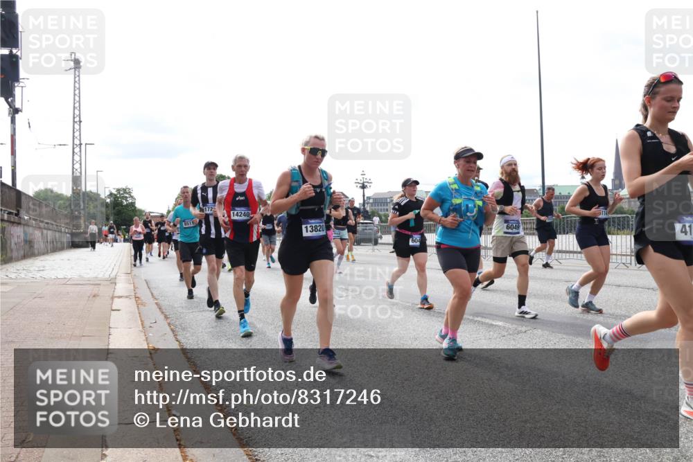 29.06.2025 - hella hamburg halbmarathon Lena Gebhardt http://msf.ph/oto/8317246 29.06.2025 10:22:31 Lombardsbrücke 1725, 14240, 8511, 13820, 0667, 6049, 604, 114, 41, 1003, 1029, 1187, 1419, 1598, 2009, 2022, 2063, 2294, 2351, 2479, 2514, 2766, 2886, 3003, 3050, 3108, 3172, 3430, 3457, 3458, 3511, 3600, 3601, 3768, 3910, 3946, 4113, 4114, 4131, 4366, 4556, 4559, 4829, 4969, 4970, 5079, 5223, 5343, 5798, 5838, 6030, 6048, 6049, 6303, 6307, 6347, 6820, 6826, 6899, 6977, 7097, 7188, 7190, 7276, 7529, 7794, 7925, 8355, 8431, 8511, 8855, 8884, 8931, 8954, 9256, 10826, 14801 meine-sportfotos.de