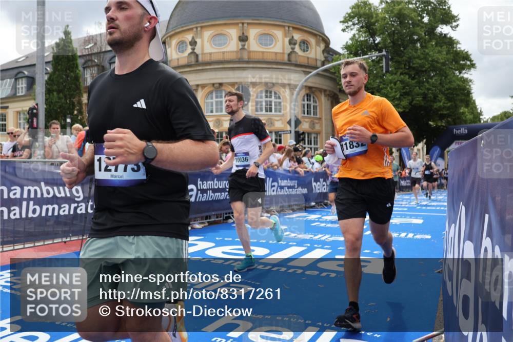 29.06.2025 - hella hamburg halbmarathon Strokosch-Dieckow http://msf.ph/oto/8317261 29.06.2025 10:58:04 Ziel 1200, 1563, 1611, 2907, 3141, 4319, 4426, 4579, 6531, 6892, 8089, 8290, 10036, 10408, 11832, 12378, 12773, 13465, 13666, 15090, 15125, 15189, 15527, 18762 meine-sportfotos.de