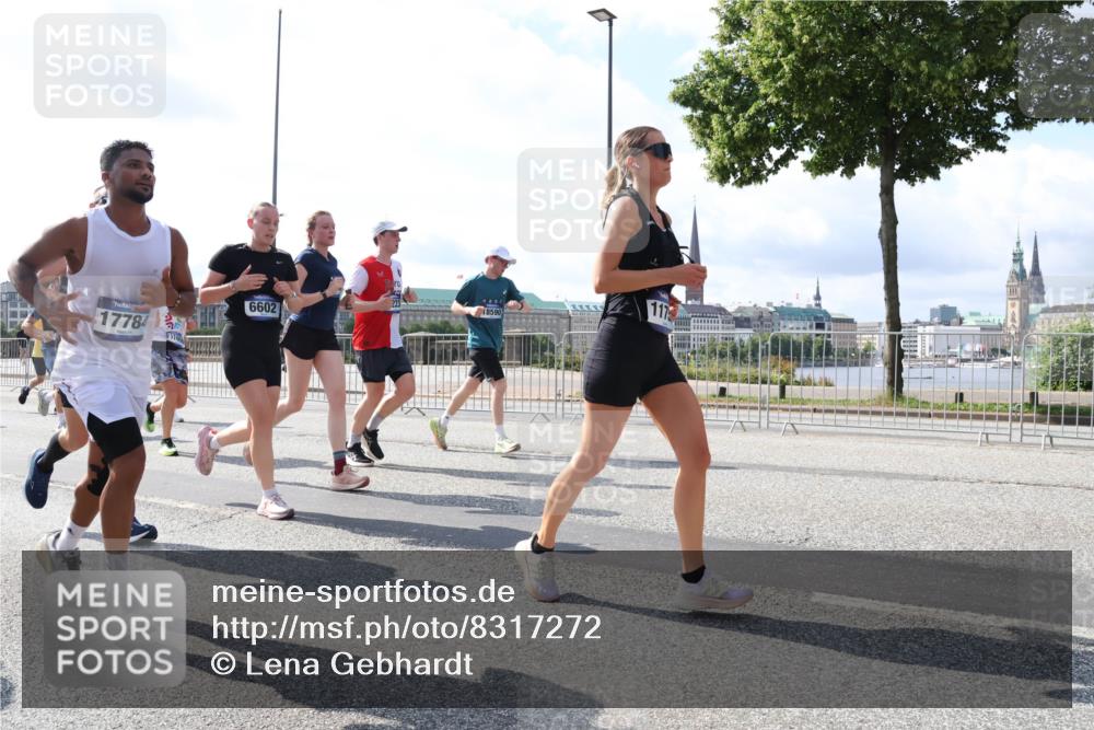 29.06.2025 - hella hamburg halbmarathon Lena Gebhardt http://msf.ph/oto/8317272 29.06.2025 10:00:00 Lombardsbrücke 17784, 6602, 18590, 117, 1006, 1125, 1180, 1239, 1264, 1334, 1834, 1914, 1955, 2099, 2159, 2348, 2364, 2391, 2432, 2447, 2582, 2584, 2676, 2677, 2910, 3181, 3279, 3668, 3836, 3898, 4013, 4231, 4426, 4632, 4772, 4796, 4837, 5015, 5134, 5272, 5277, 5341, 6104, 6174, 6201, 6202, 6462, 6581, 6587, 8330, 8520, 8846, 9142, 9488, 9907, 9984, 10031, 11039, 11568, 11844 meine-sportfotos.de
