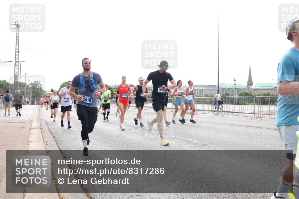 29.06.2025 - hella hamburg halbmarathon Lena Gebhardt http://msf.ph/oto/8317286 29.06.2025 10:37:28 Lombardsbrücke 1337, 2016, 17965, 10798, 1022, 1276, 1337, 1475, 1488, 1490, 1597, 1819, 2016, 2031, 2072, 2104, 2199, 2272, 2480, 2486, 2640, 2853, 3127, 3230, 3633, 3714, 4097, 4347, 4733, 5146, 5171, 5186, 5224, 5522, 5538, 5560, 5640, 5786, 5790, 5875, 5940, 6172, 6243, 6584, 6804, 6821, 6955, 7085, 7124, 7202, 7235, 7350, 7544, 7707, 7777, 7823, 8007, 8257, 8258, 8315, 8811, 8843, 9054, 9055, 9524, 9895, 10506, 12123, 12254, 12472, 12824, 16680, 17798 meine-sportfotos.de