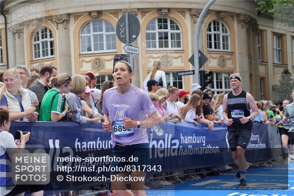 29.06.2025 - hella hamburg halbmarathon Strokosch-Dieckow http://msf.ph/oto/8317343 29.06.2025 10:58:05 Ziel 1200, 1563, 1611, 2907, 3141, 4319, 4426, 4579, 6531, 6892, 8089, 8290, 10036, 10408, 11832, 12378, 12773, 13465, 13666, 15090, 15125, 15189, 15527, 18762 meine-sportfotos.de